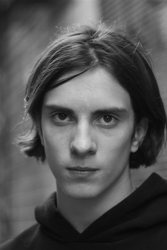 Hugo Fernandes backdrop