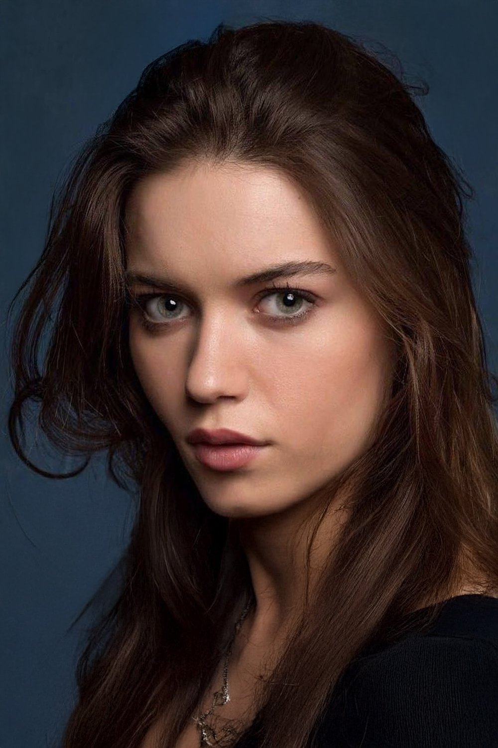 Afra Saraçoğlu backdrop