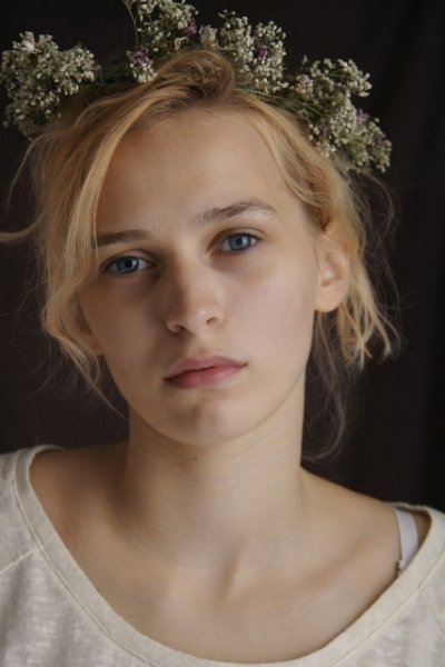 Daphné Dumons backdrop