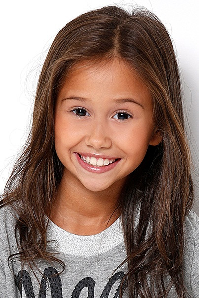 Nathália Costa backdrop