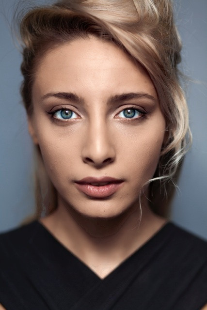 Klara Mucci backdrop