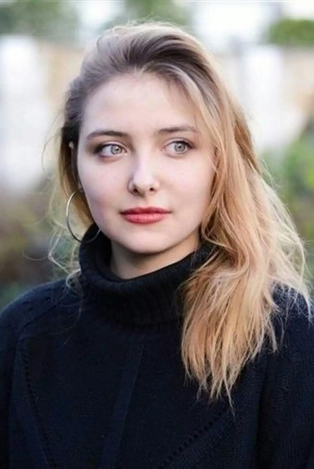 Lula Cotton-Frapier backdrop