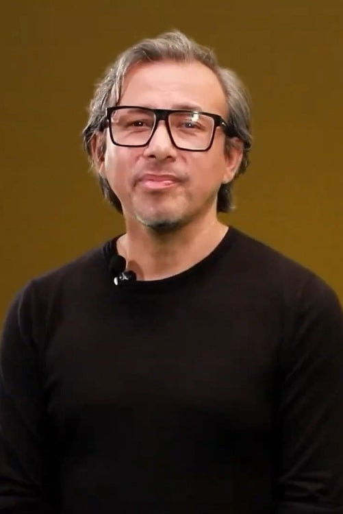 Sandro Calderón backdrop