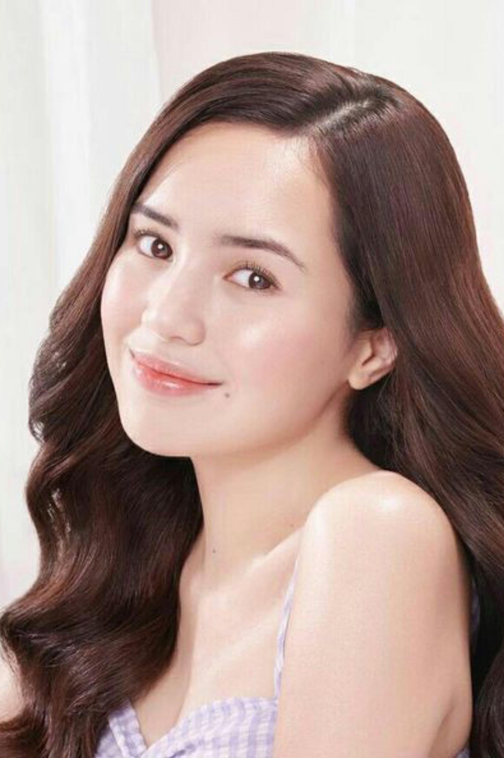 Beby Tsabina backdrop