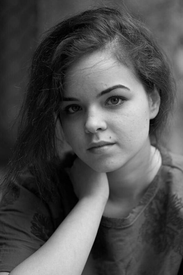 Andra Guți backdrop