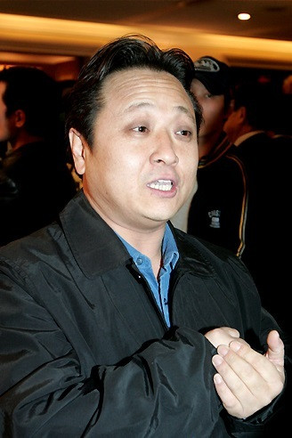 Kim Jeong-Sik backdrop