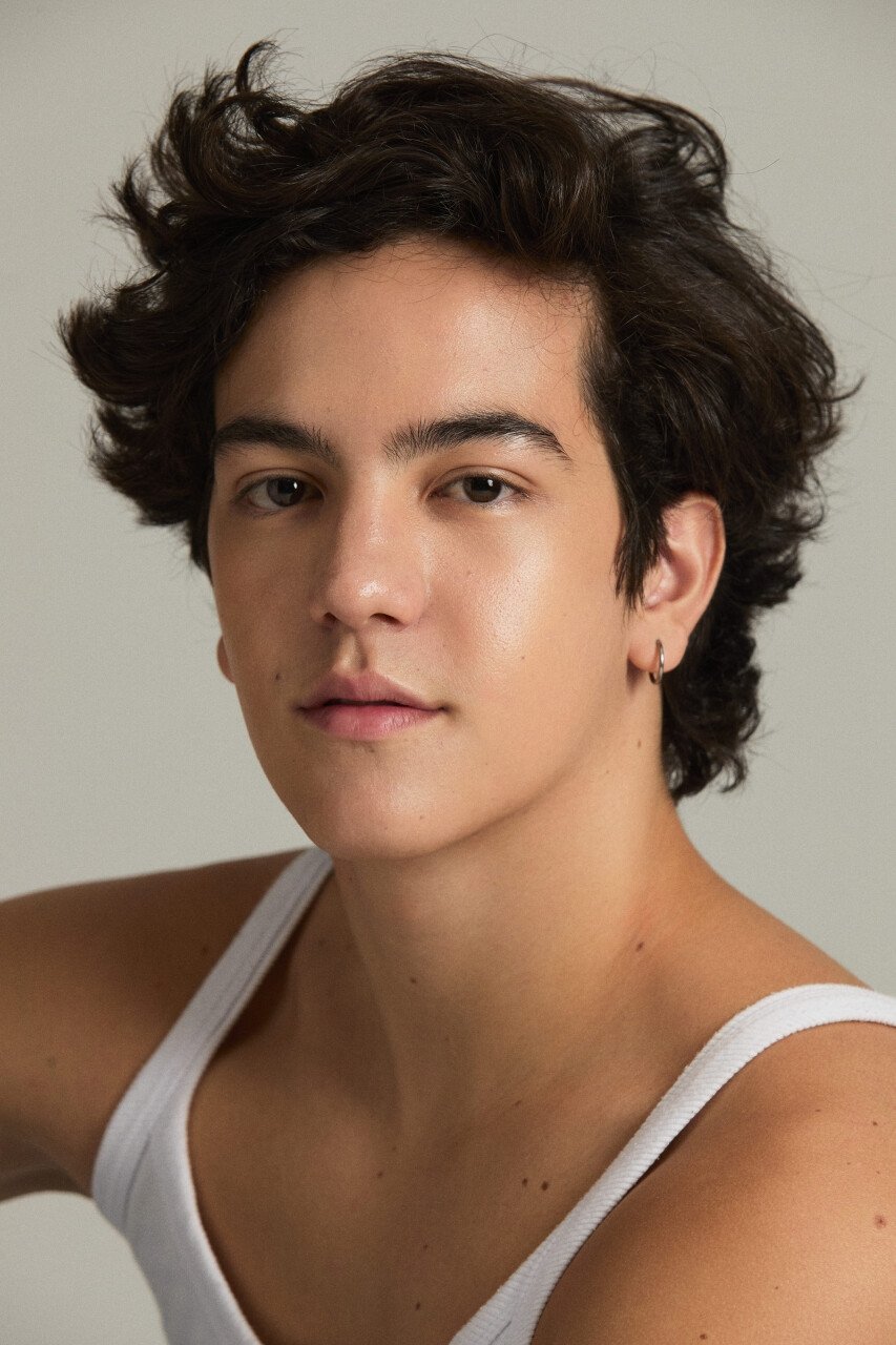 Cauã Martins backdrop