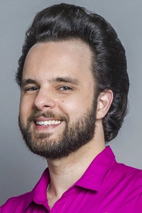 Raul Chequer backdrop