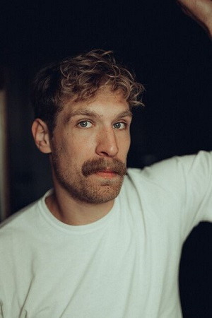 Jakob Tögel backdrop