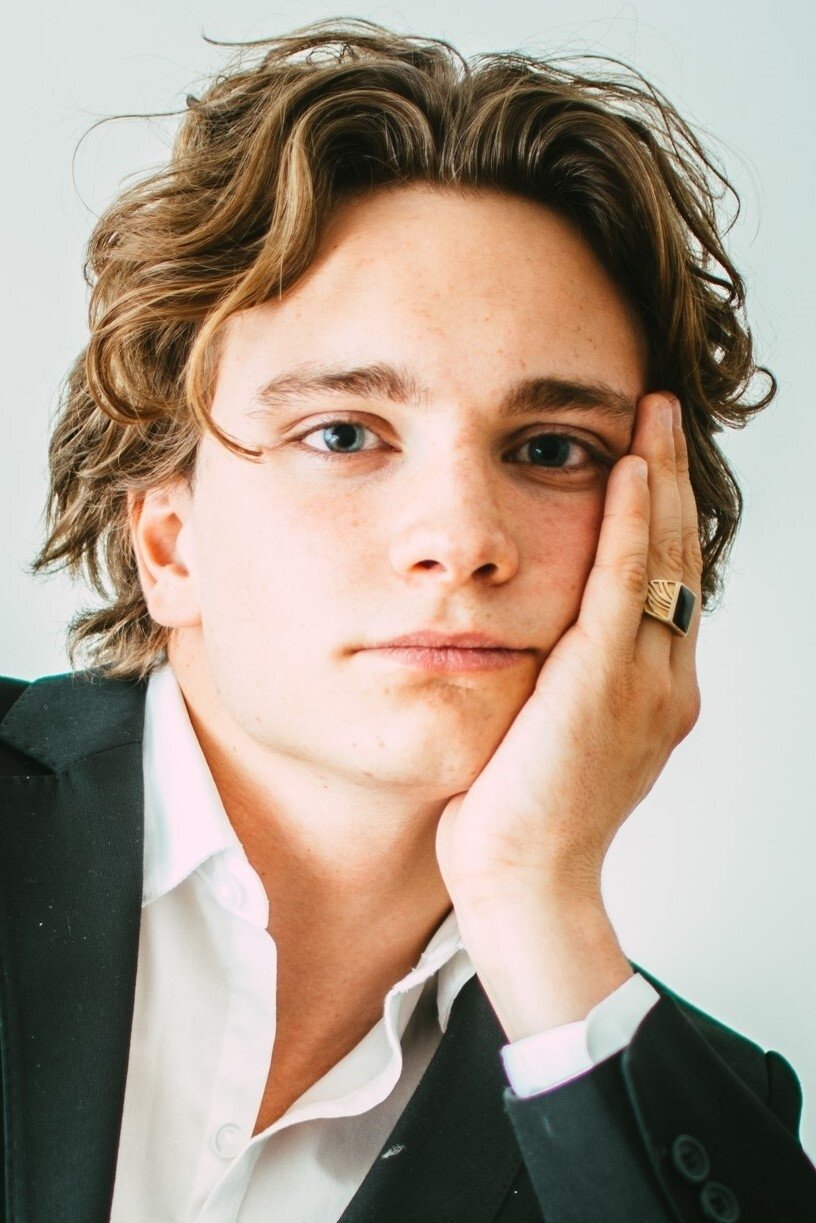 Anton Forsdik backdrop