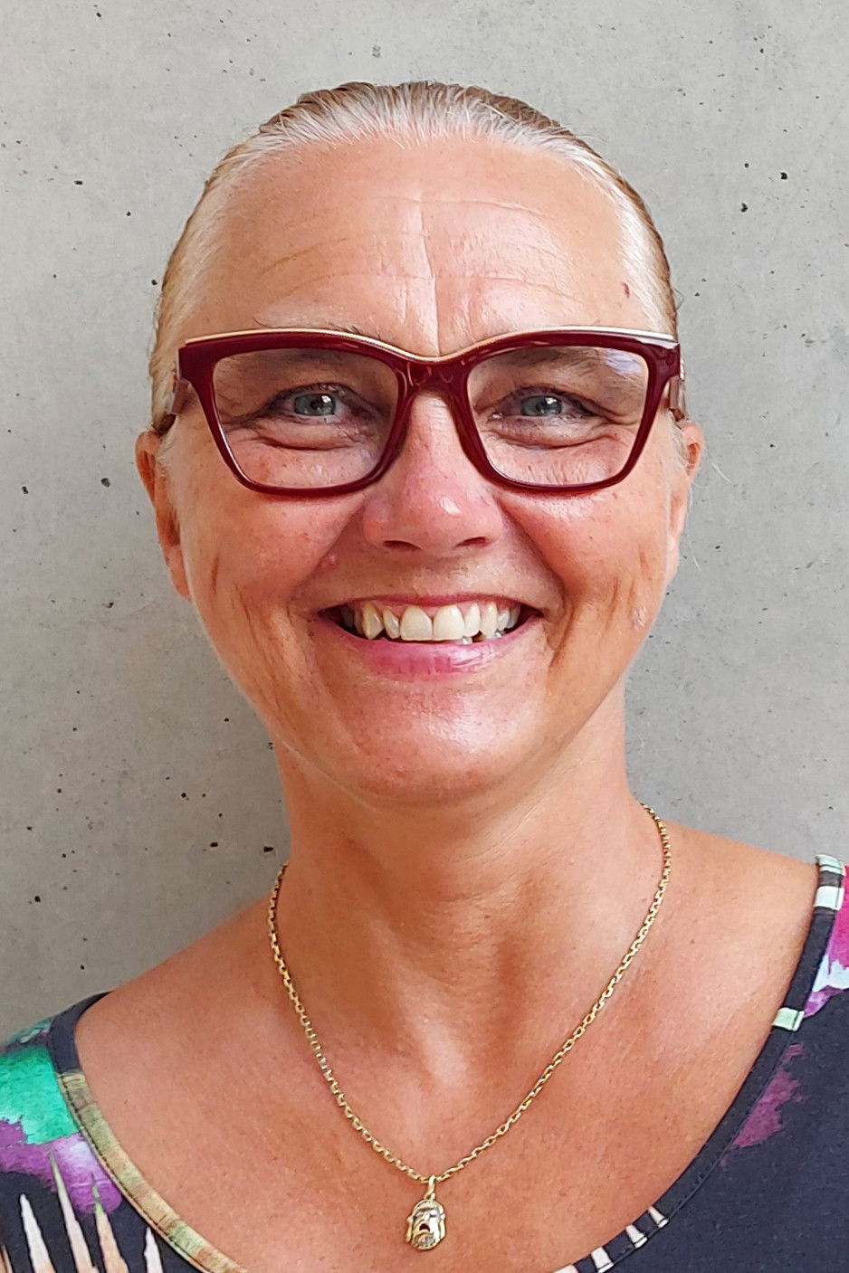 Apolena Veldová backdrop