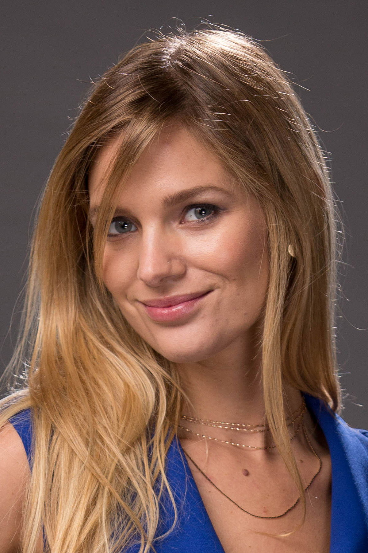 Mayte Rodríguez backdrop