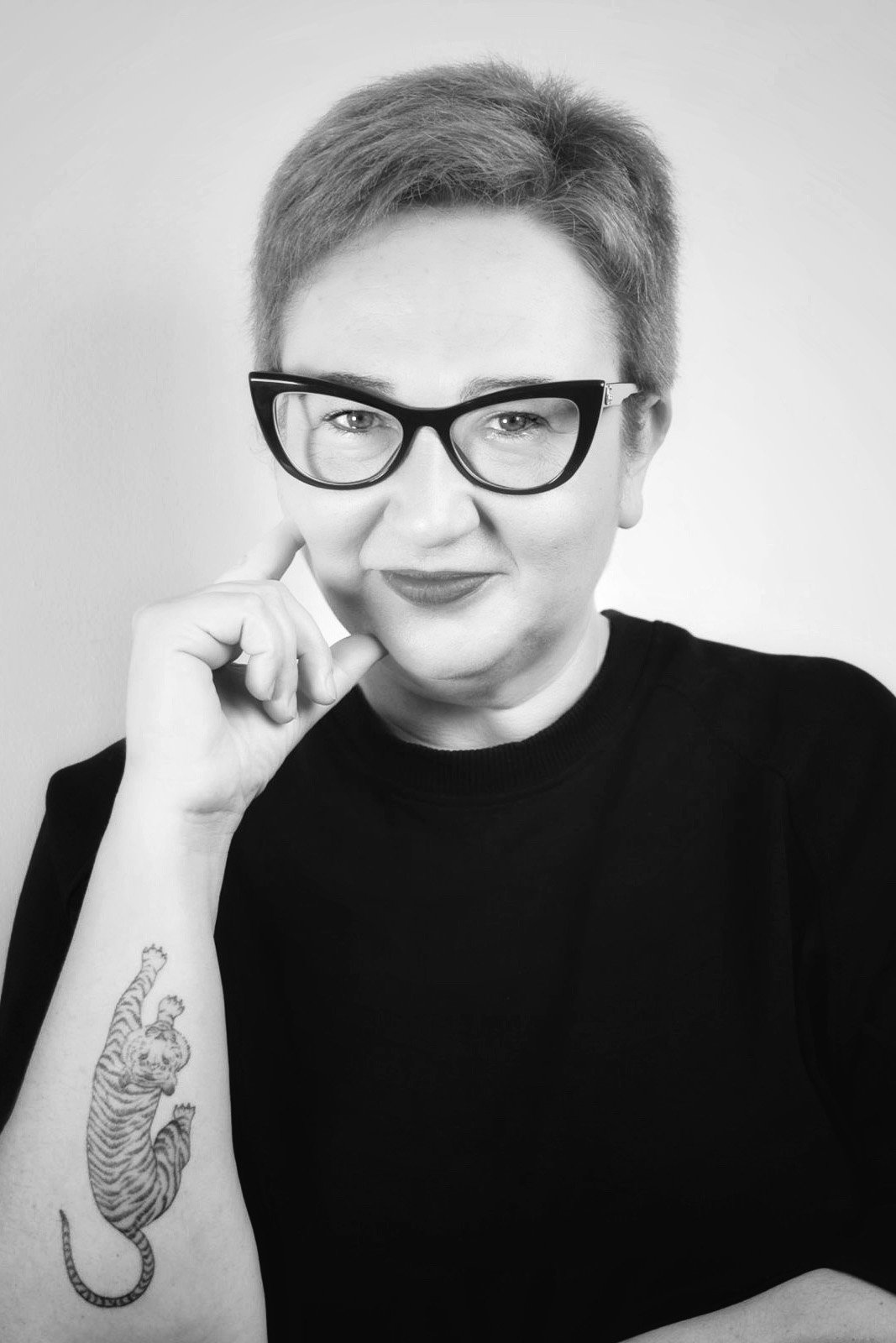 Ángeles Hernández backdrop