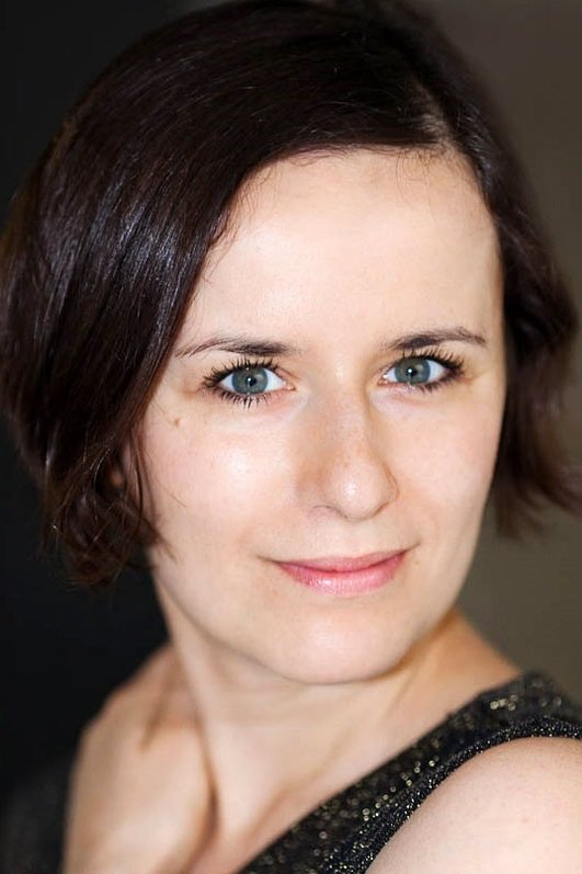 Sesil Plezhe backdrop