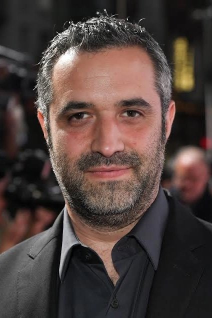 Bradli Dž. Fisker backdrop