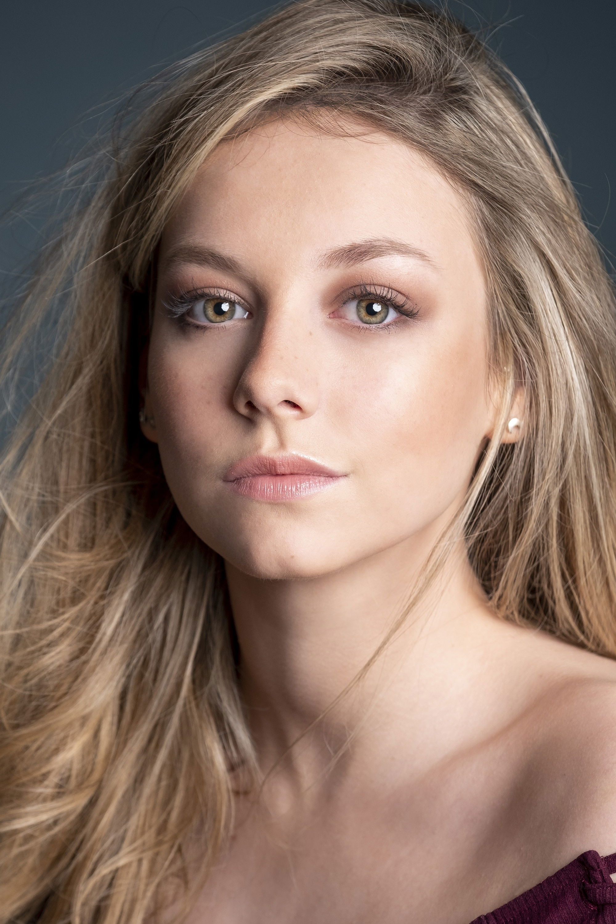 Ester Expósito backdrop