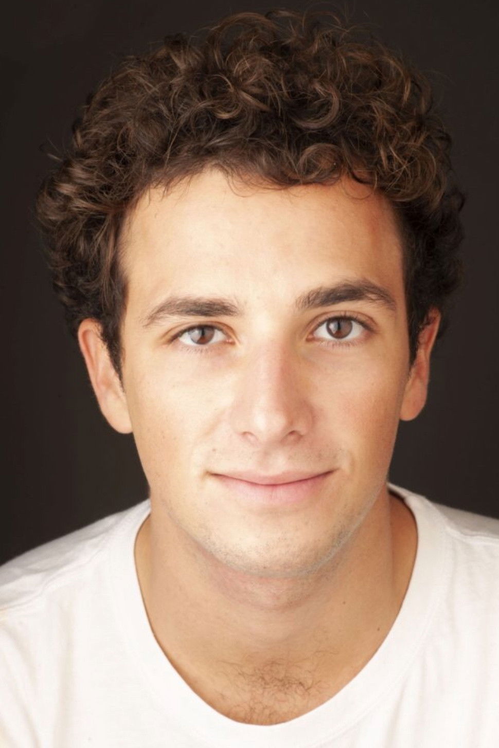 Henrique Gil backdrop