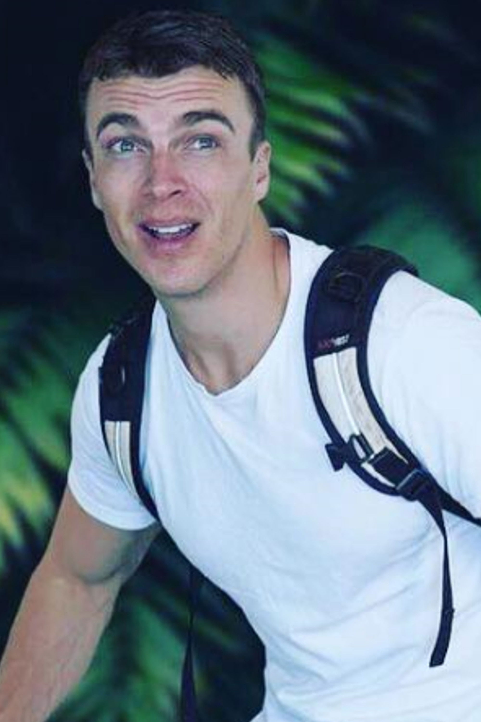 Elliot Loney backdrop