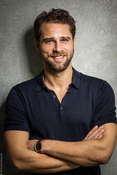 Julien Lickert backdrop