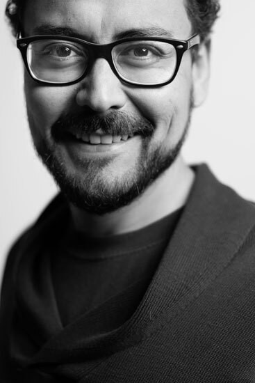 Daniel Avilës Eskobar backdrop