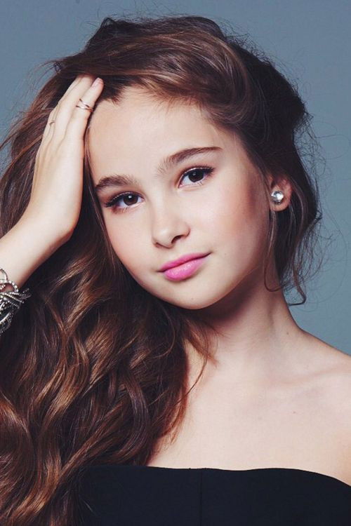 Aleksandra Abrameytseva backdrop