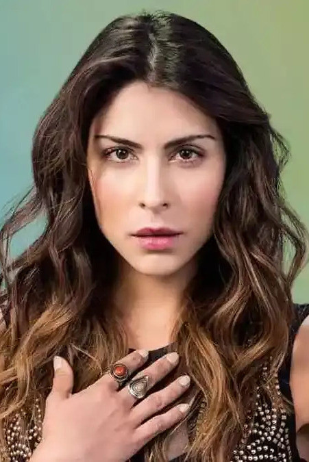 María León backdrop