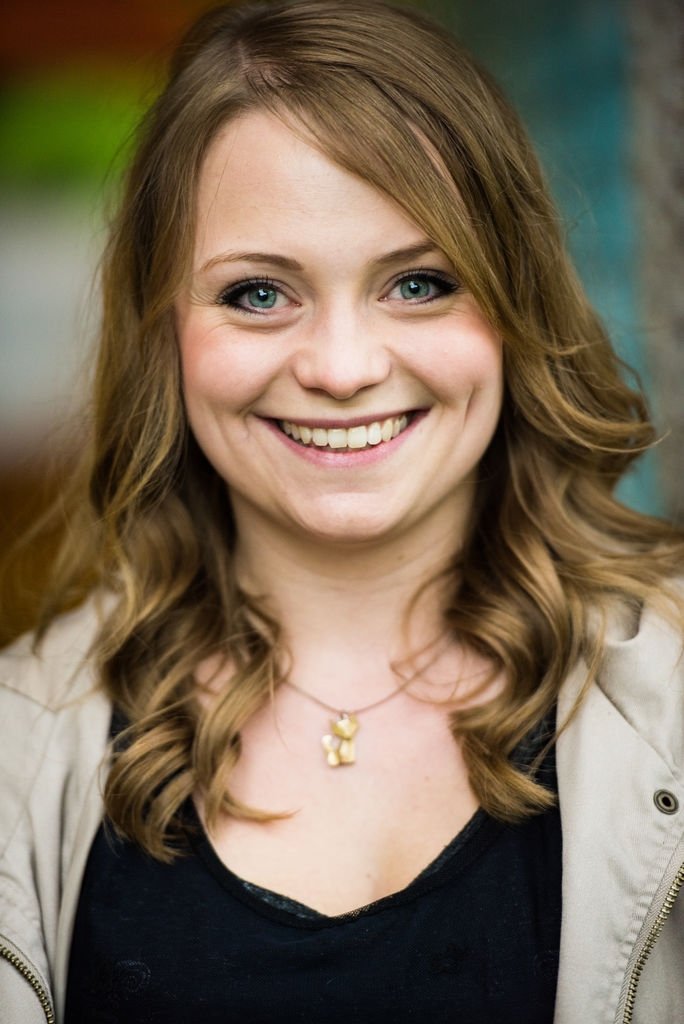 Géraldine Raths backdrop