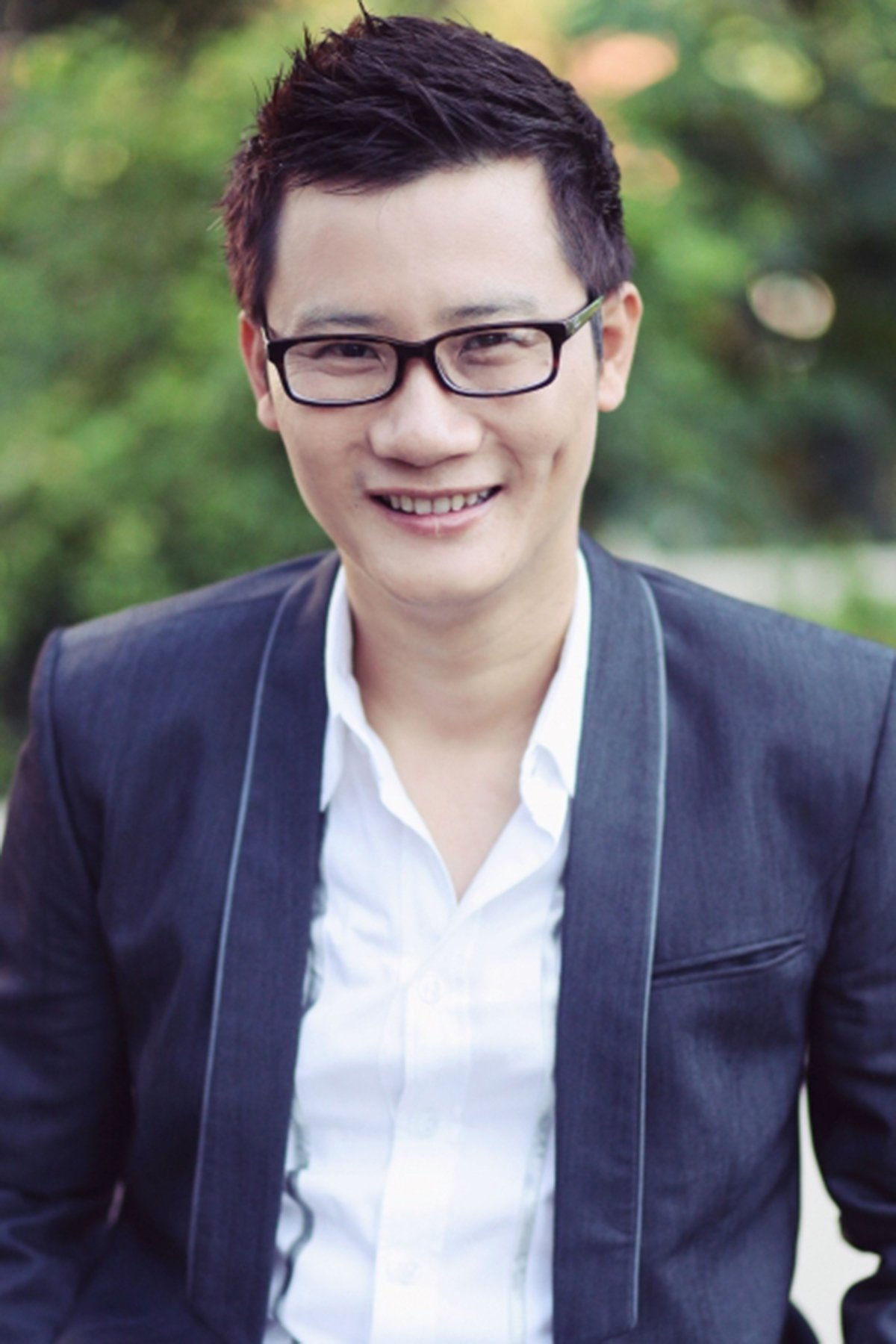 Hoàng Bách backdrop