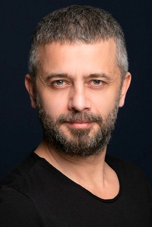 Serhat Yiğit backdrop