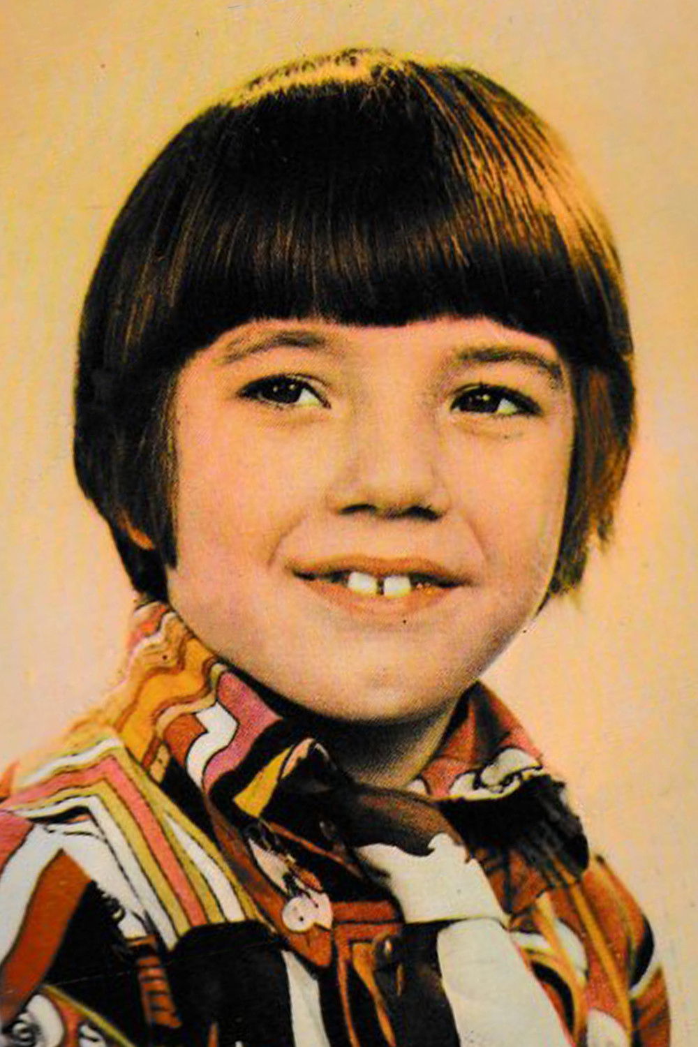 Menderes Utku: Menderes Utkë backdrop