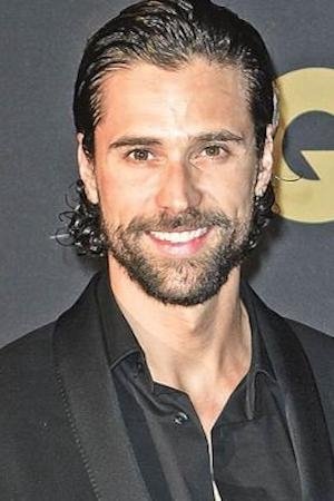 Matías Novoa backdrop