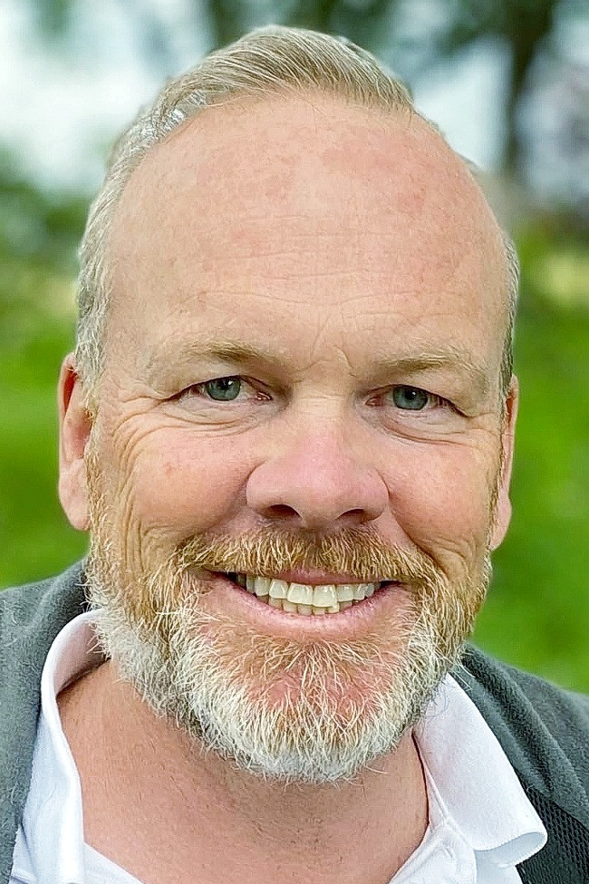 Christopher de Courcy-Ireland backdrop