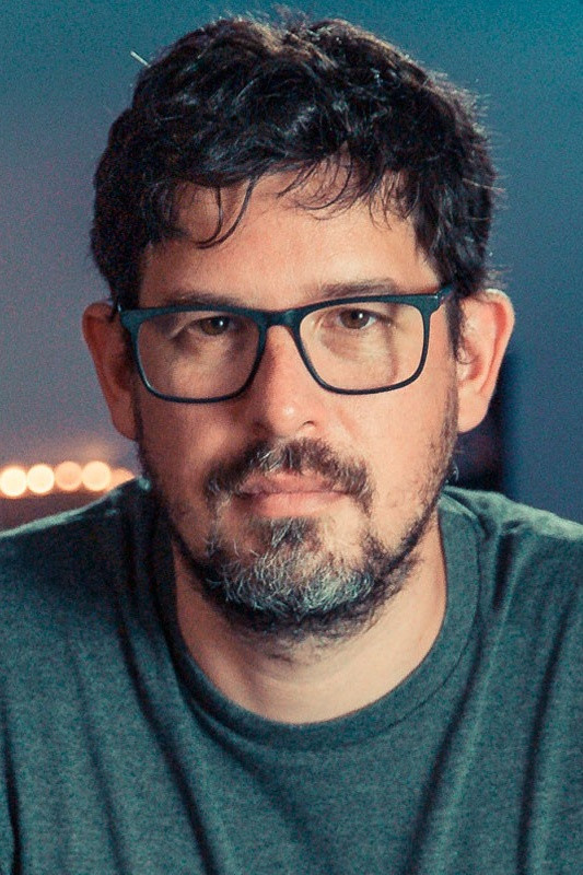 Cristian Ponce backdrop