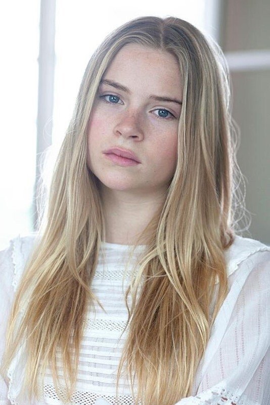 Joséphine Hélin backdrop