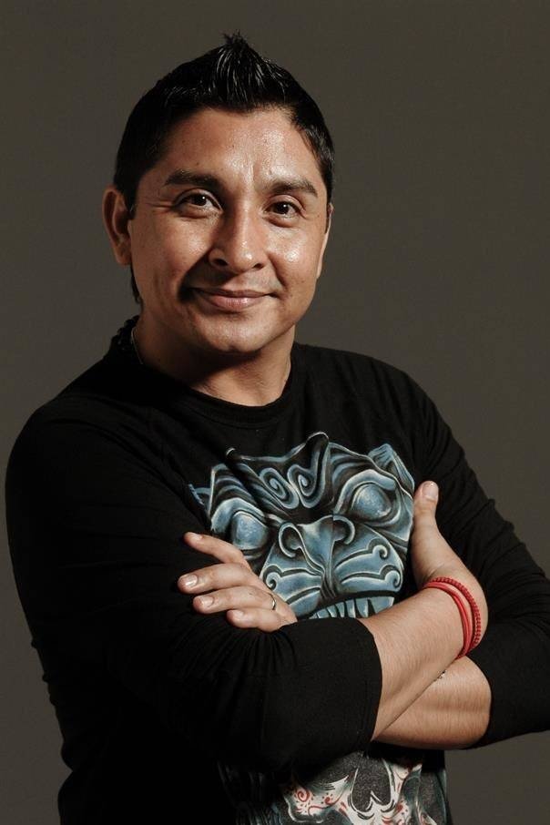 Juan José Mendoza backdrop