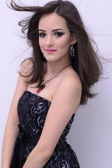 Tais Bizerril backdrop