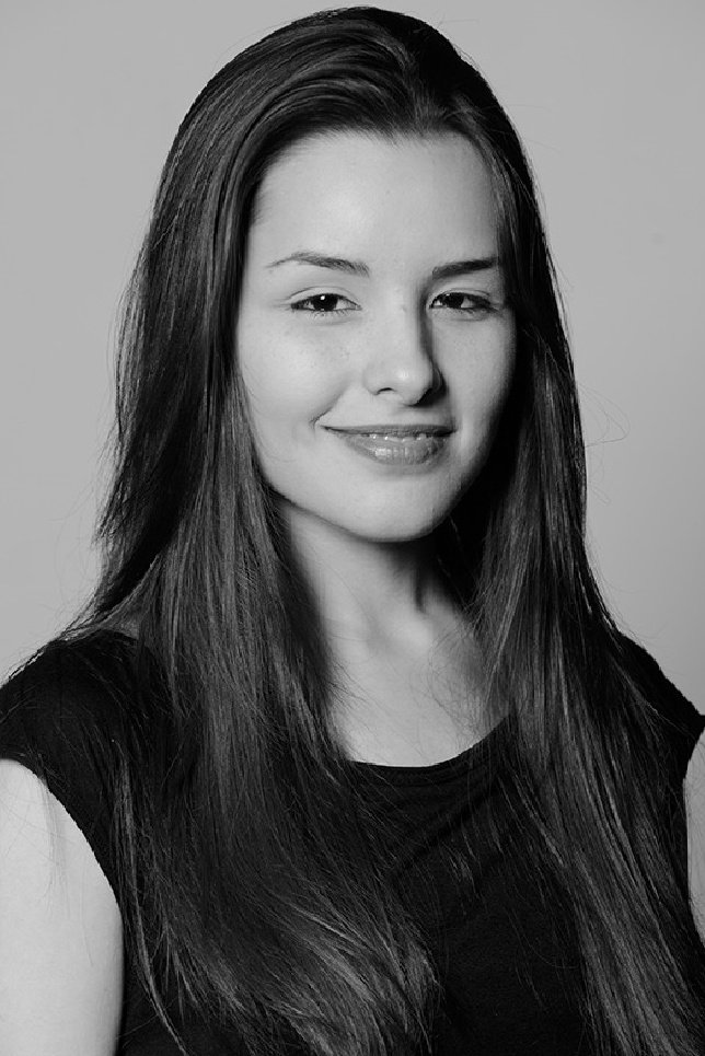 Giovanna Moreira backdrop