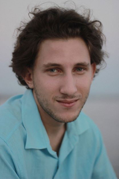 Yoryos Linardos backdrop