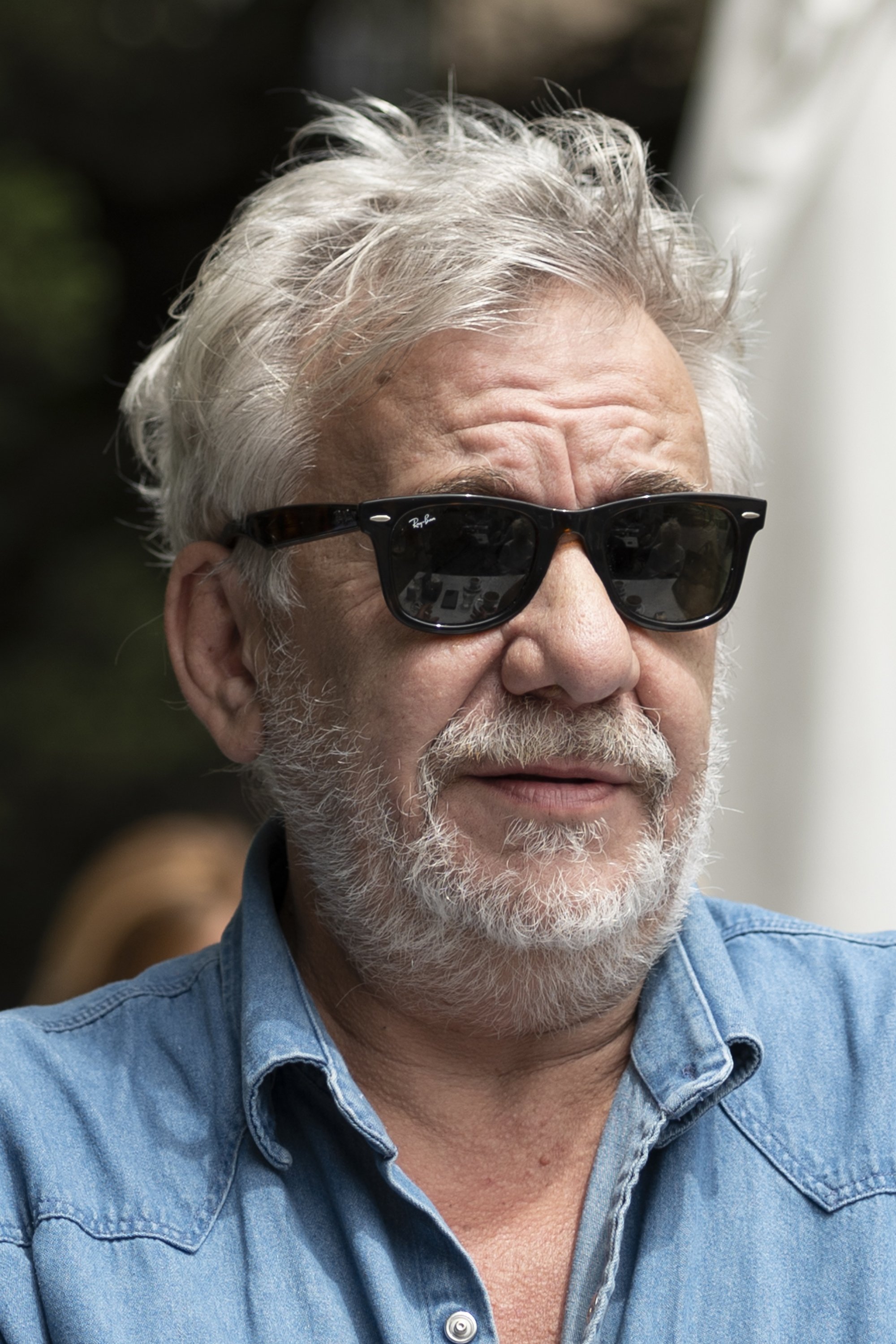 Alejandro Agresti backdrop