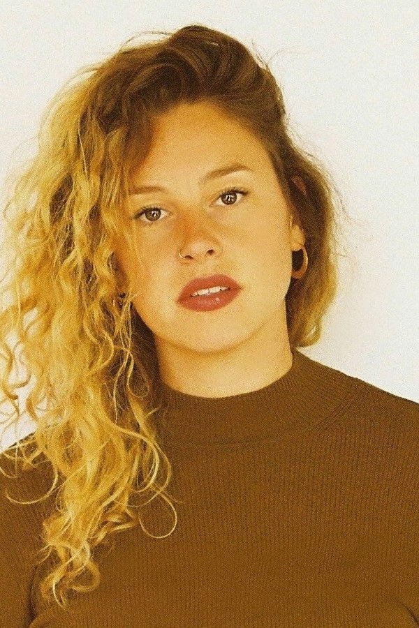 Loulou Hameleers backdrop