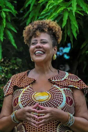 Cássia Valle backdrop