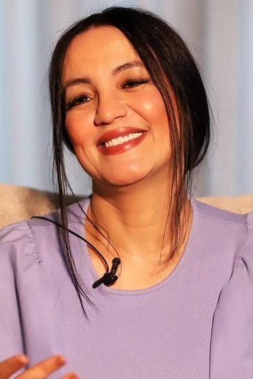 Sana Akroud backdrop