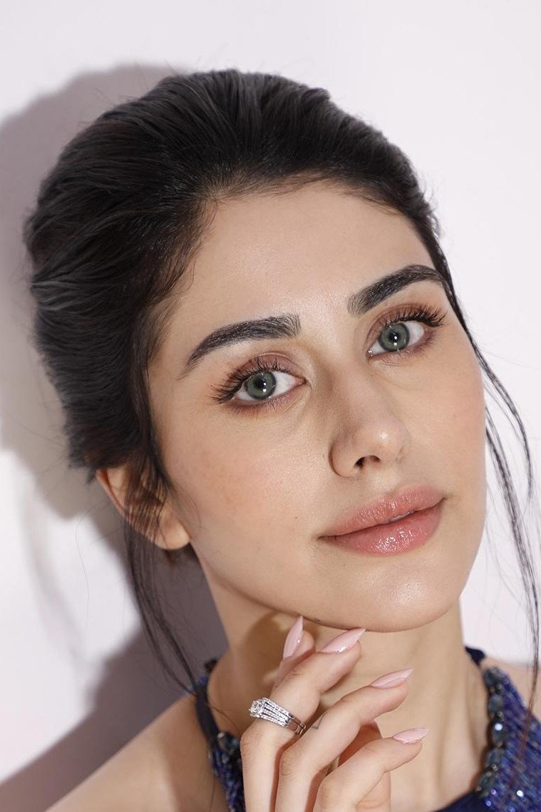 Warina Hussain → Varina Husejn backdrop