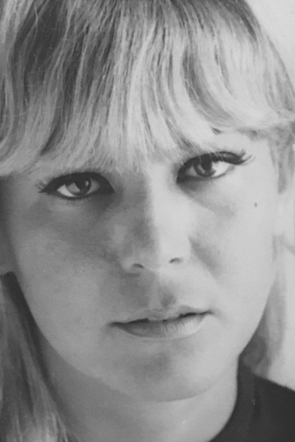 Júlia Buisel backdrop