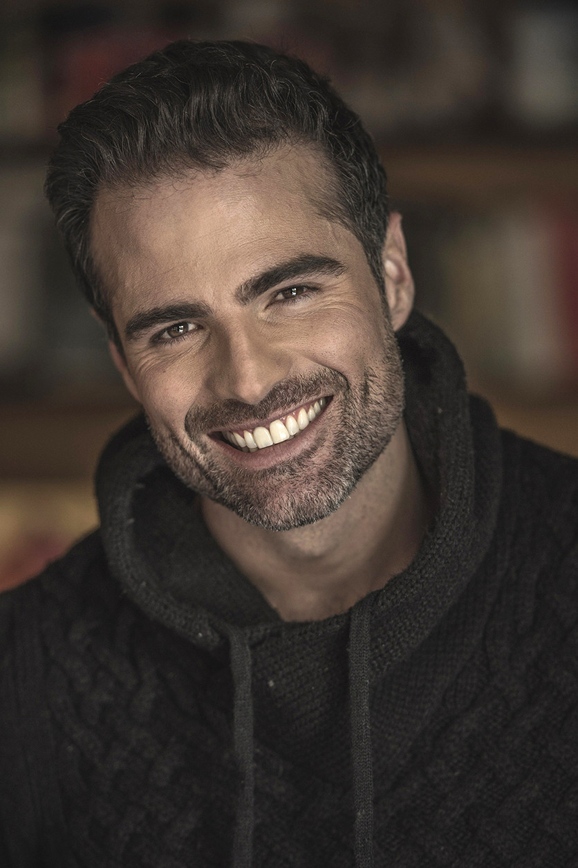 Roberto Manrique backdrop