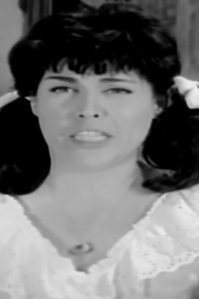 Dolly Fliskou backdrop