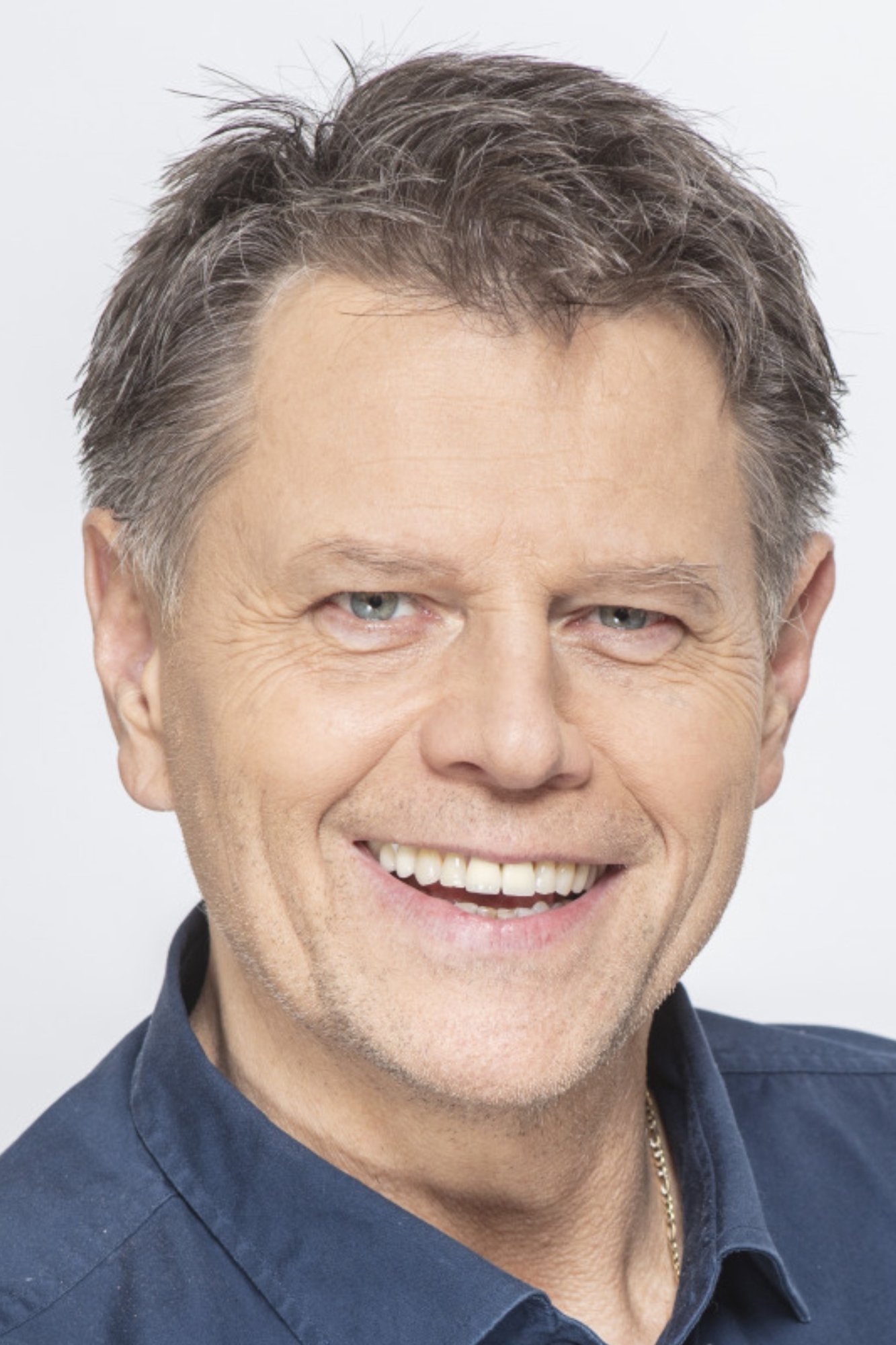 Daniel Junas backdrop