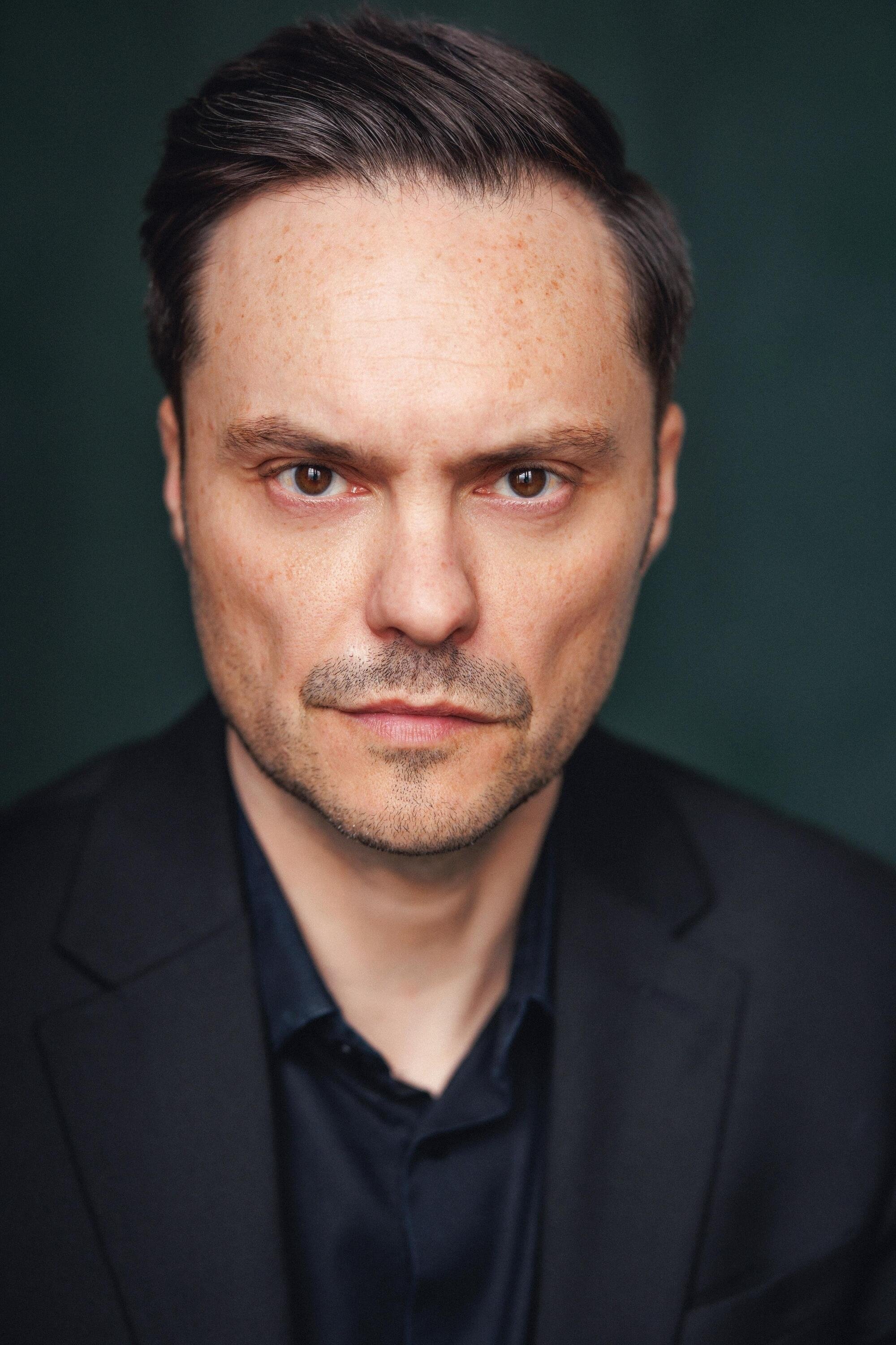 Oliver Mason backdrop