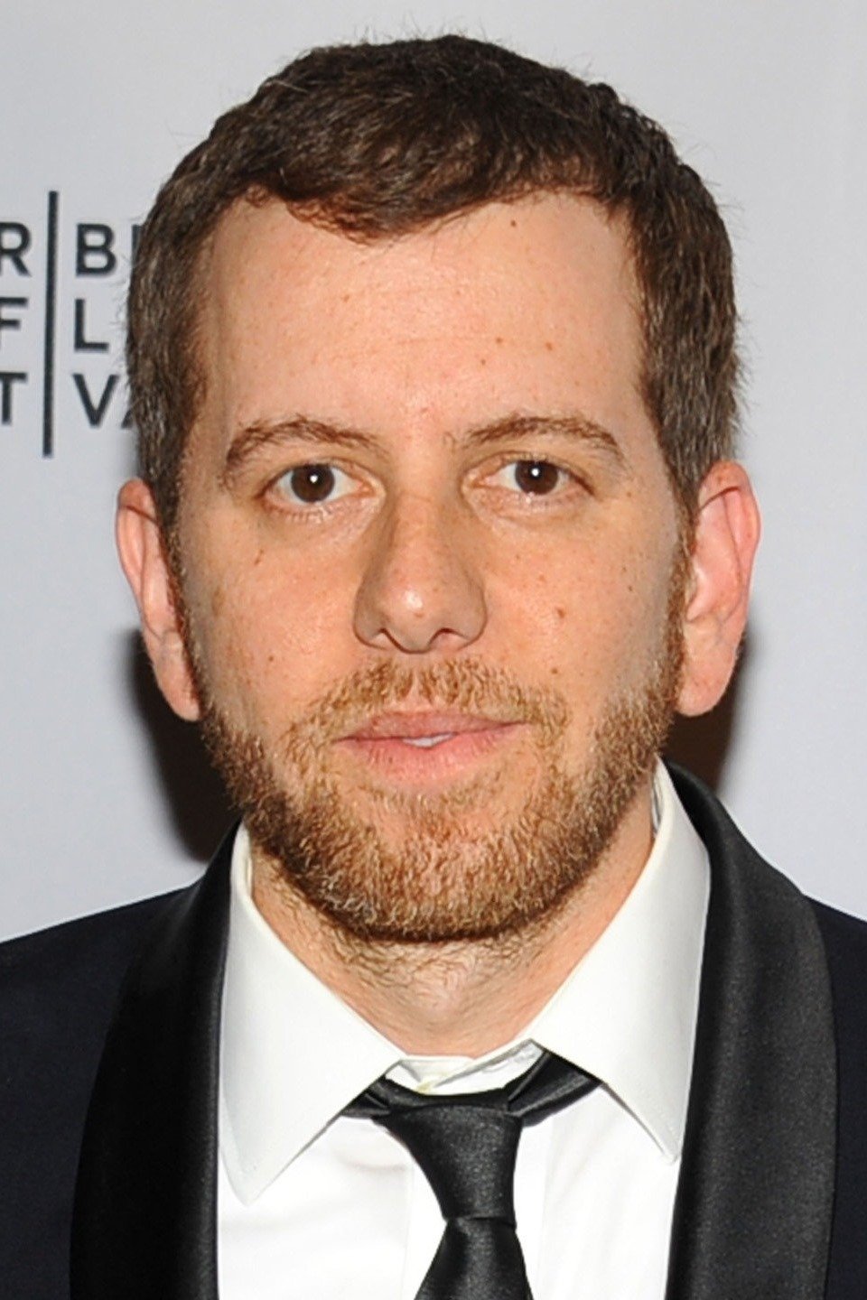 Xhordan Rubinë backdrop