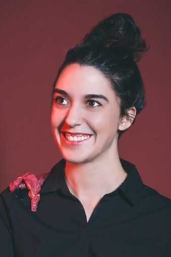 Jamie Loftus backdrop